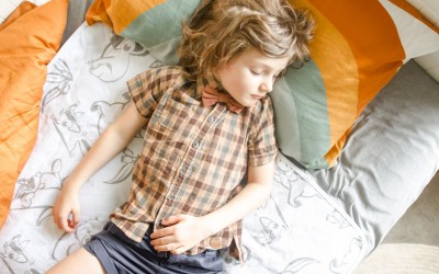 Child sleeping on Conni Bed Pad in white